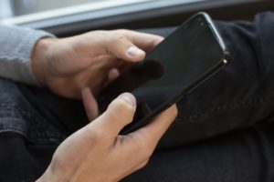 【伊豆の国市の探偵の浮気・不倫調査】夫のスマホ管理が急に厳しくなった理由は……