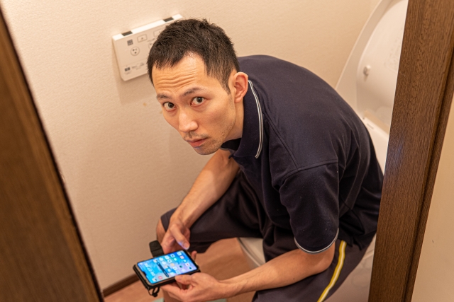 【富士宮市の探偵の不倫・浮気調査】トイレにこもってスマホをポチポチ、何やってんの！？