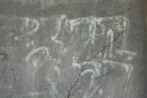 【湖西市の探偵の嫌がらせ調査】家の壁に不気味な落書きをするのは一体誰？　目的は何？