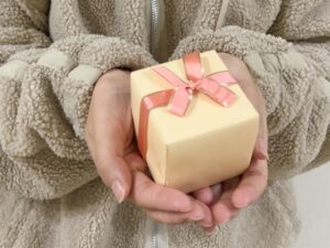 【牧之原市の探偵の不倫・浮気調査】バレンタインデーのプレゼントを未開封で他人にあげていた彼氏