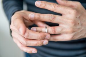 【下田市の探偵の不倫・浮気調査】密かに現れていた変化！　急に結婚指輪をつけなくなった夫