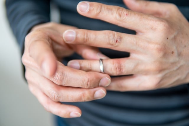 【下田市の探偵の不倫・浮気調査】密かに現れていた変化! 急に結婚指輪をつけなくなった夫