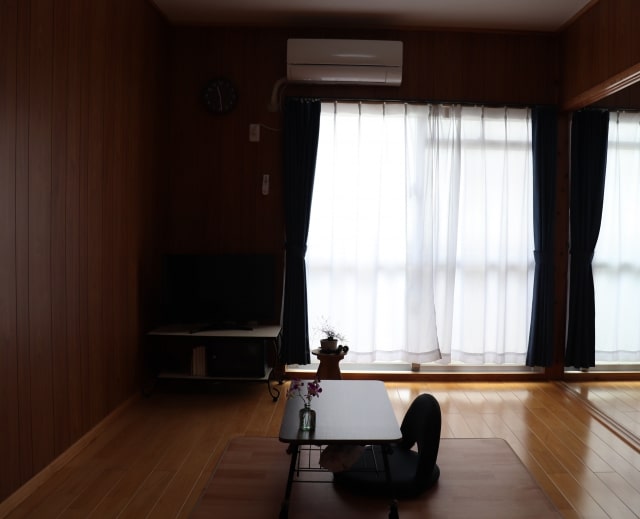 【富士市の探偵の盗聴器発見調査】家具の位置がズレてる→調べてみたら盗聴器が!